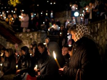 塞尔维亚东正教信徒守夜仪式